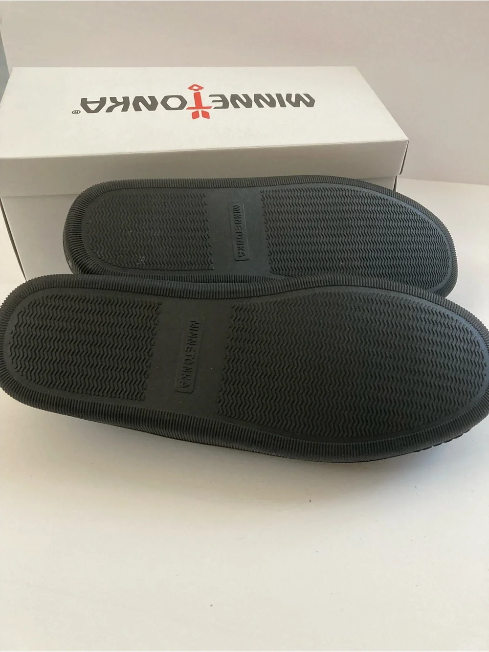 Minnetonka Mens Allen Slipper Shoes Charcoal